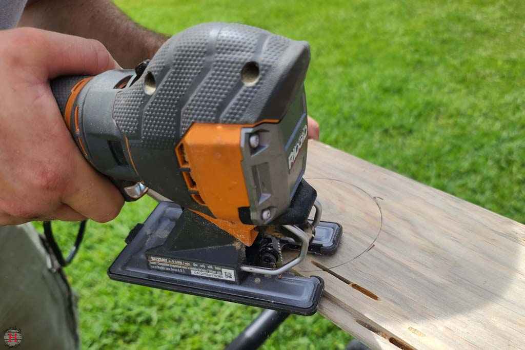 jig saw cutting a circle - must have tools for DIYers 